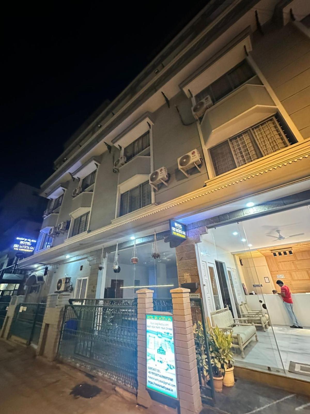 Hotel Sri Sathya Sai Бангалор Екстериор снимка